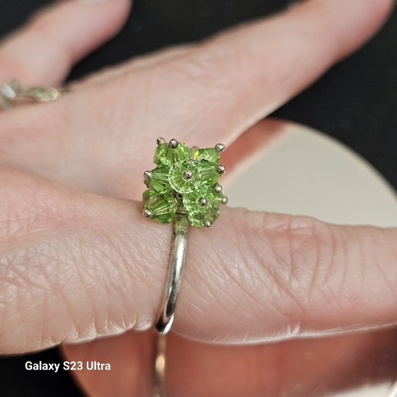 Elegant Silver and Green Swarovski Ring - Picture 6 of 6